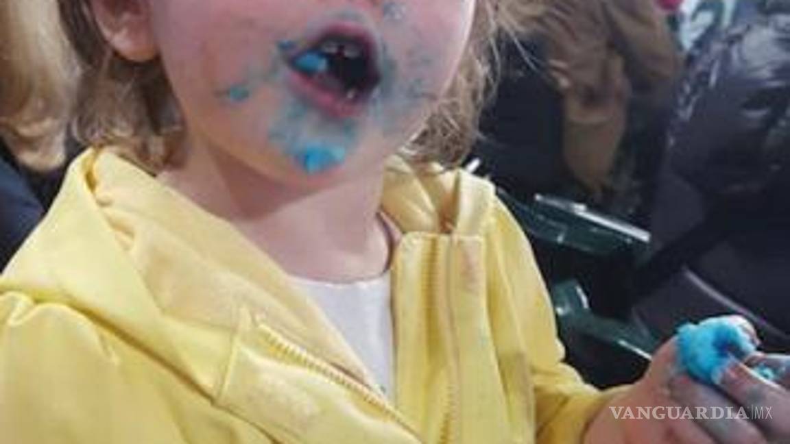 $!Niña enloquece las redes al comer algodón de azúcar