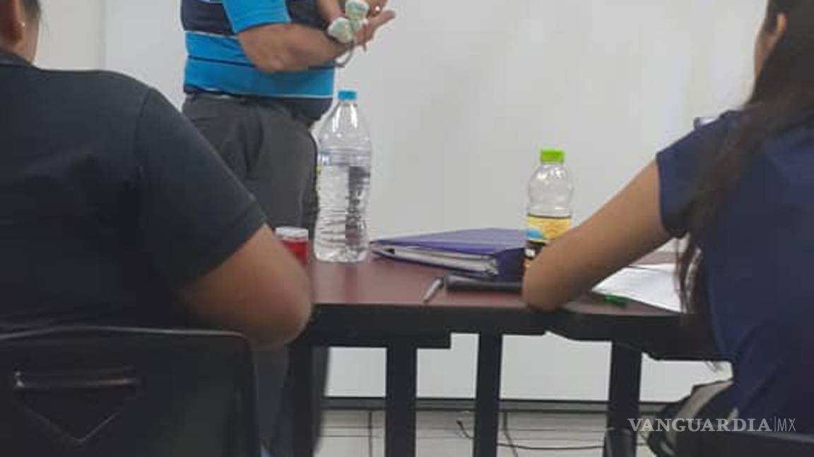 $!Maestro de Monclova se vuelve viral por cuidar a bebé para que mamá termine un examen