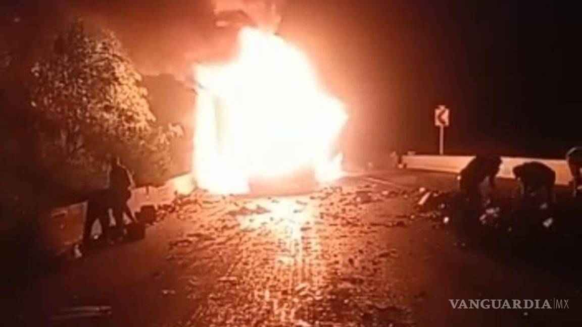 $!Tráiler cargado de alcohol paralizó la carretera 57 Saltillo-Los Chorros por 4 horas