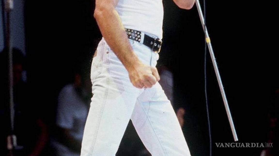 $!Foto de 1985 con el líder de Queen, Freddie Mercury en una actuación en Londres. EFE/EPA