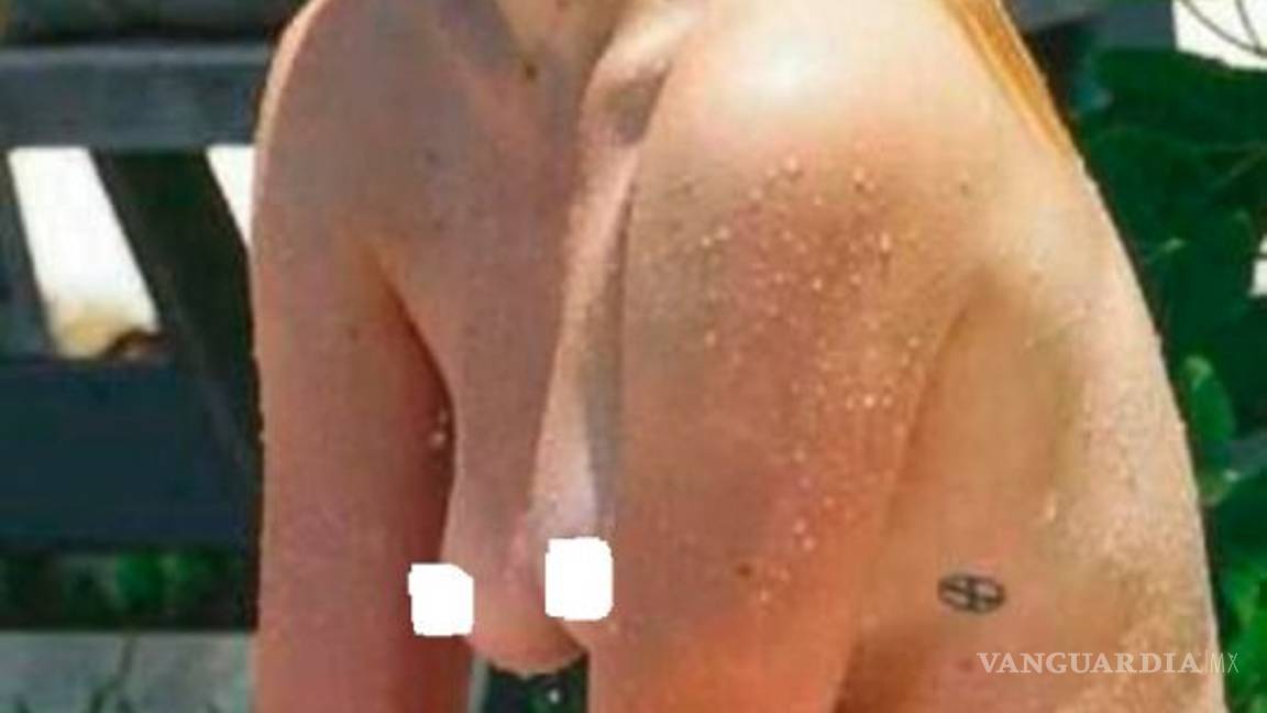 $!Sophie Turner es captada en ‘topless’ en Ibiza