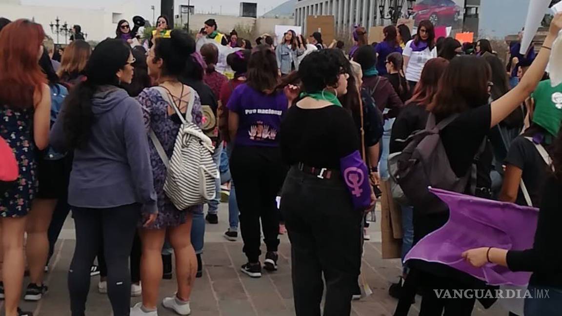 $!Mujeres 'pintan' de morado la Macroplaza de Monterrey