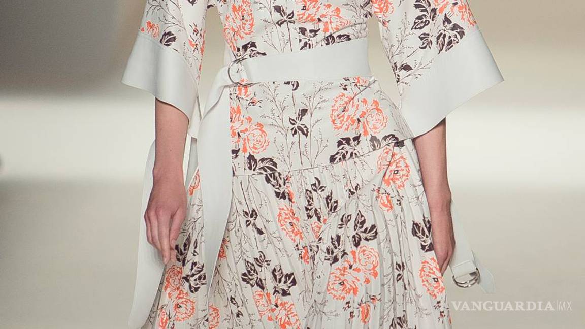 $!Victoria Beckham apuesta por una primavera en terciopelo