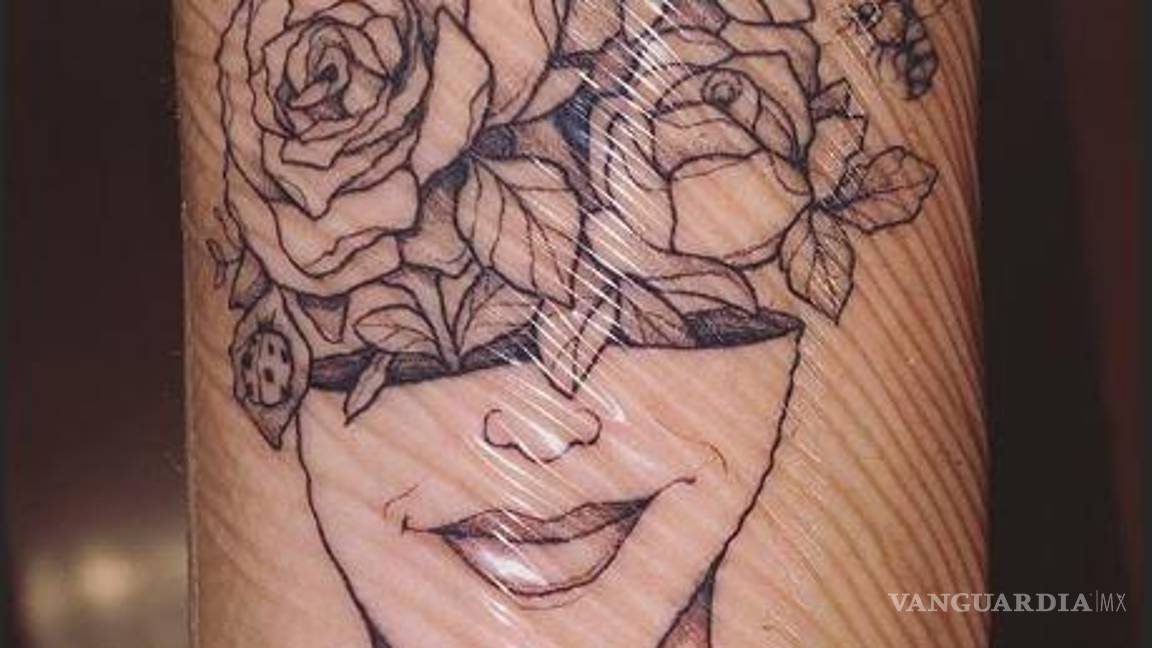 $!‘Egolatra’; Bárbara del Regil se tatúa su cara y la atacan en redes