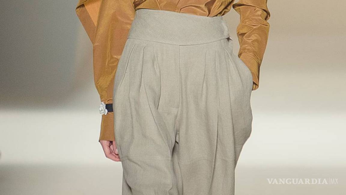 $!Victoria Beckham apuesta por una primavera en terciopelo