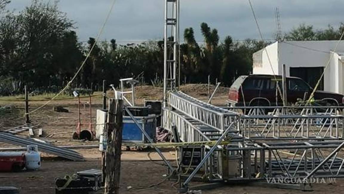 $!Bomberos lograron sacar de entre la estructura al hombre sin vida.