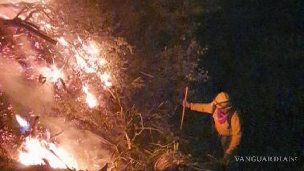 $!El incendio forestal al momento lleva seis hectáreas afectadas y se consume matorral bajo y lechugilla.