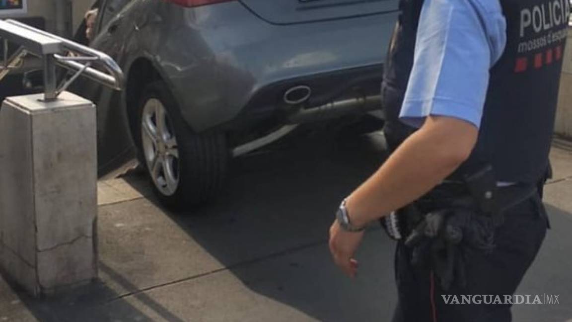 $!Conductora metió su auto al Metro, confundió la entrada con estacionamiento