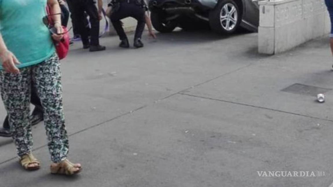 $!Conductora metió su auto al Metro, confundió la entrada con estacionamiento