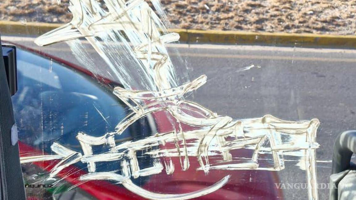 $!Operadores del programa activaron la alerta al notar el rayado de la ventana del camión.