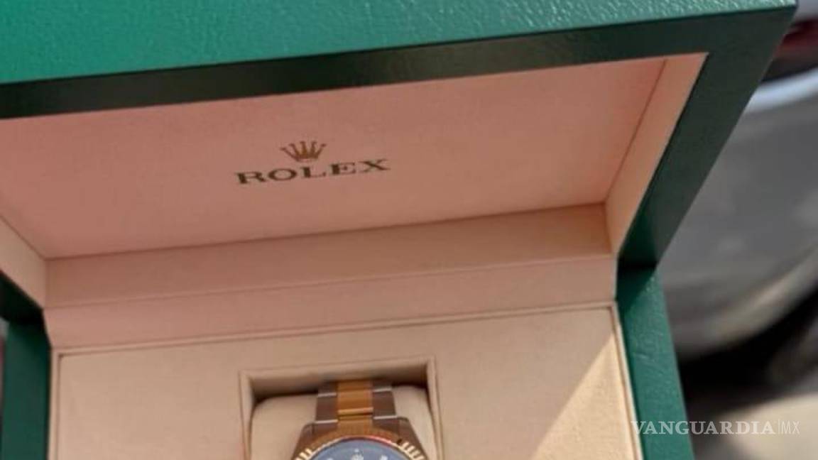 $!En redes sociales circularon imágenes de los relojes clonados que vendía esta mujer en complicidad con un hombre que sigue prófugo.
