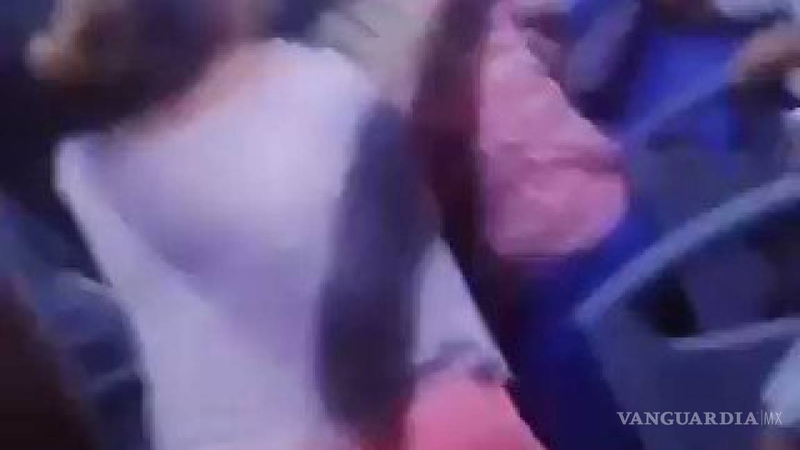 Mujeres se pelean por un hombre en un autobús (video)
