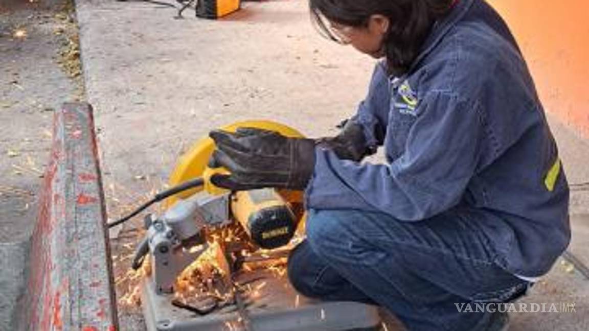 $!Los estudiantes de Cecytec Frontera durante los trabajos de soldadura en las instalaciones de la escuela primaria José María Morelos y Pavón.