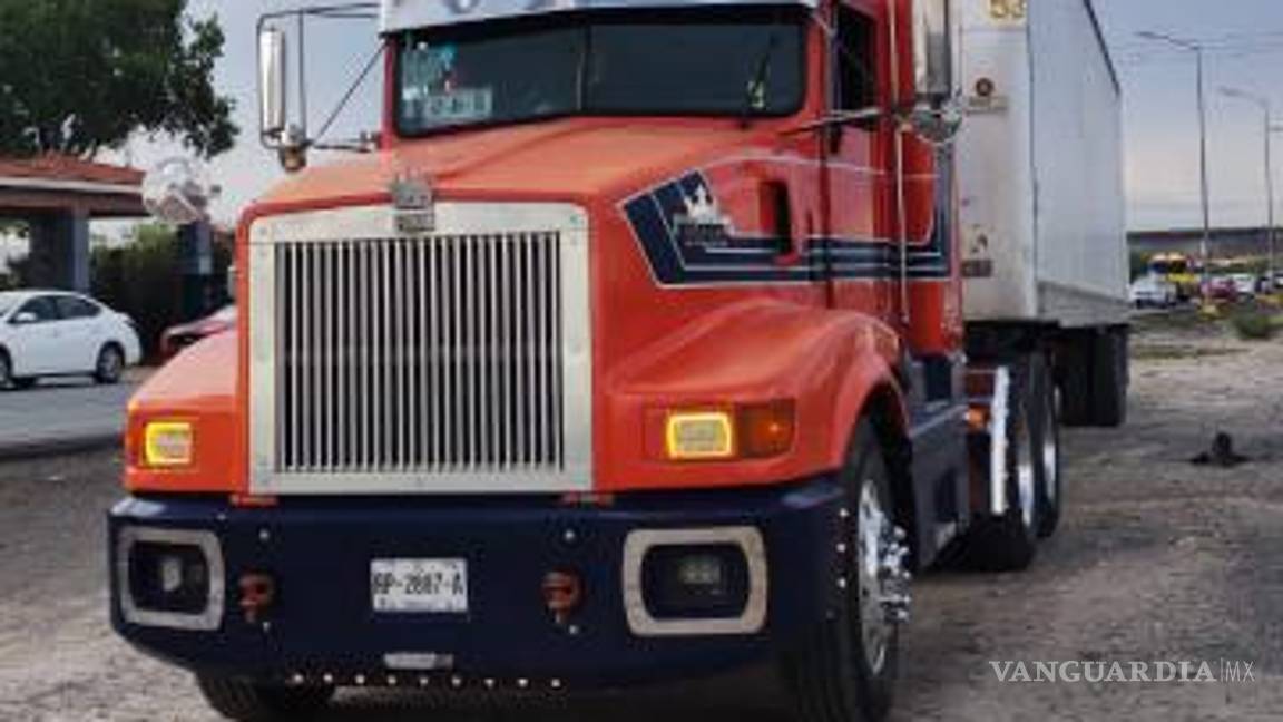 $!Un tráiler que no respetó una señal de alto causó un aparatoso percance vial.