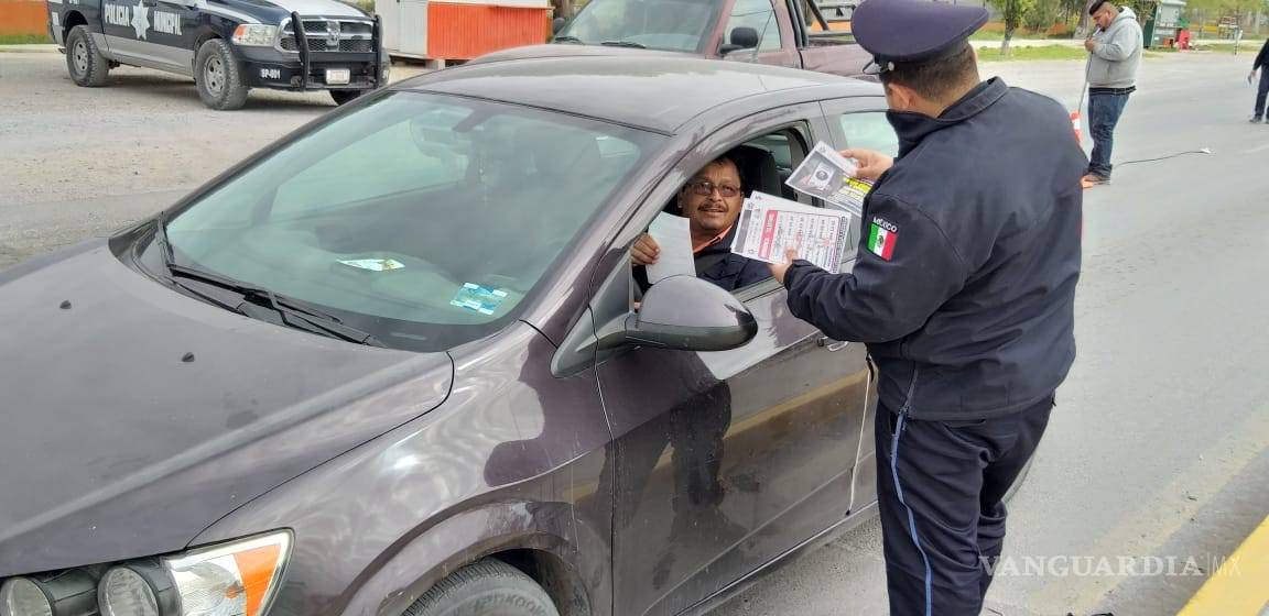 $!Policías dan a conocer teléfonos de emergencia a automovilistas en San Buenaventura, Coahuila