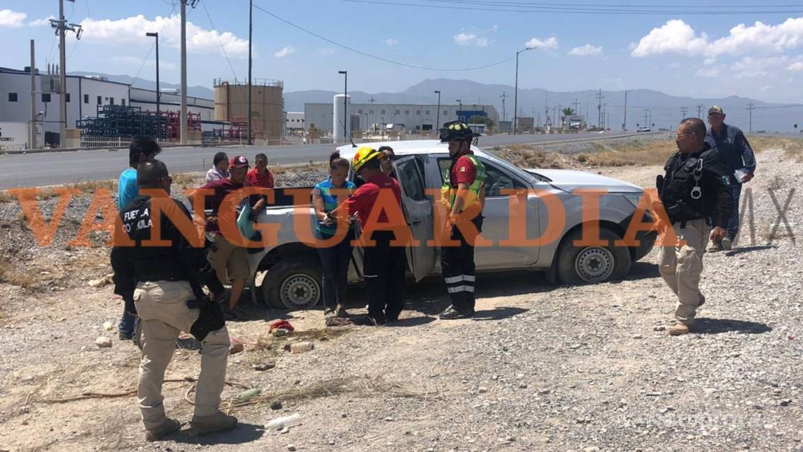Por exceso de velocidad, camioneta de familia saltillense sale del camino cerca de aeropuerto Plan de Guadalupe, Coahuila