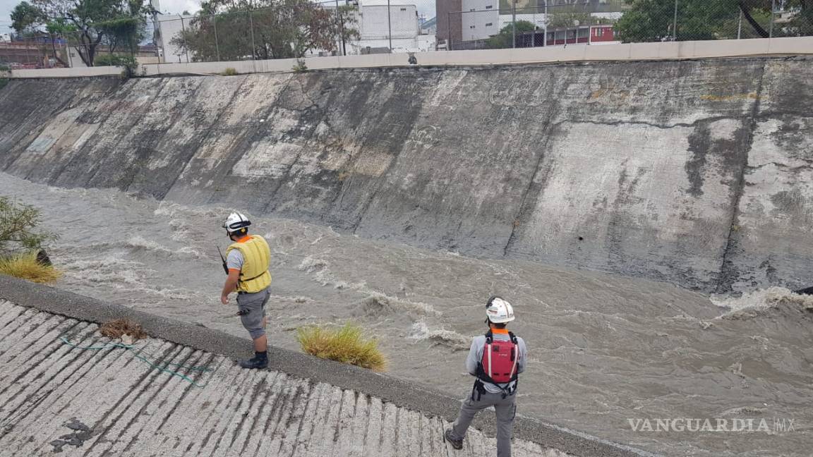 Buscan a menor arrastrado por arroyo en Monterrey