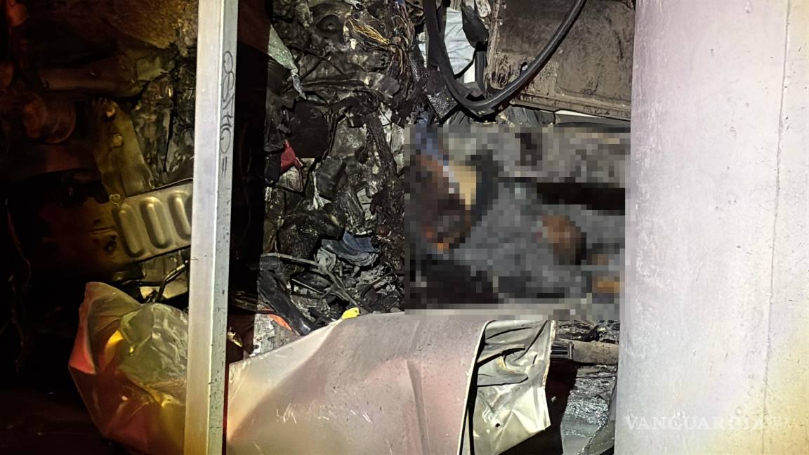 $!Personal de Bomberos utilizó equipo hidráulico para liberar uno de los cuerpos prensados.