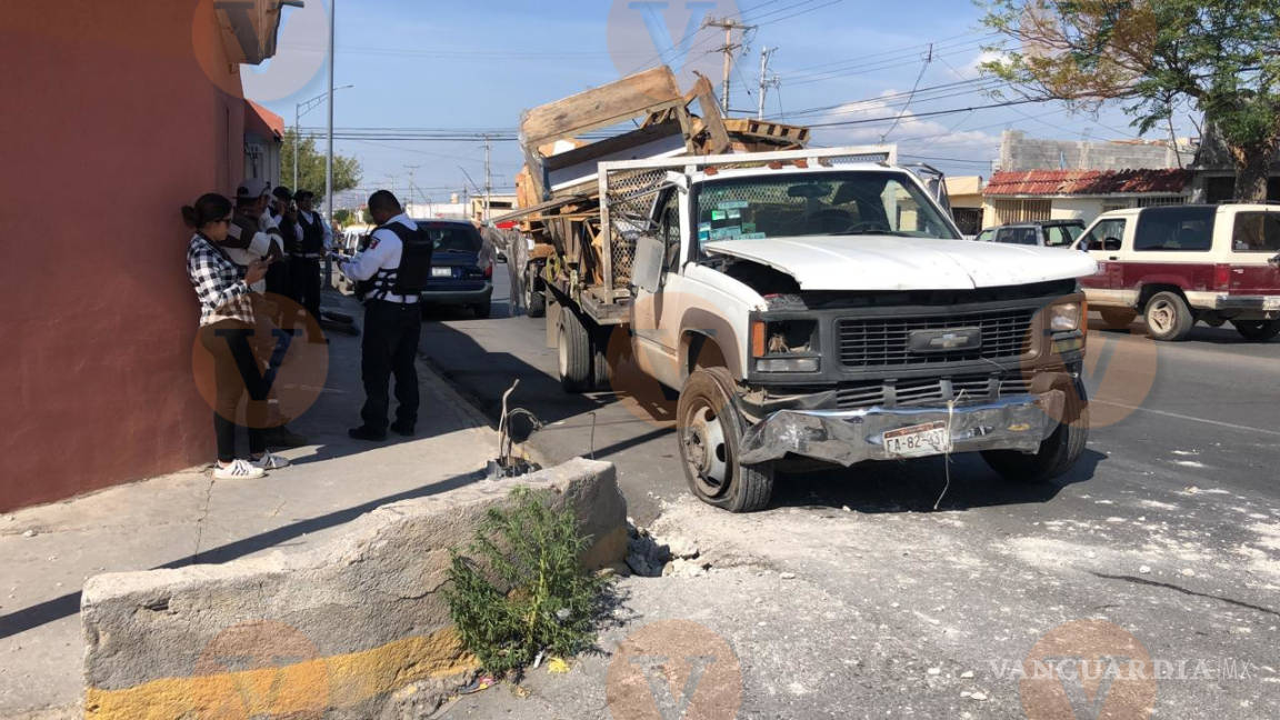 $!Camión termina incrustado en expendio de licores en la colonia Morelos de Saltillo