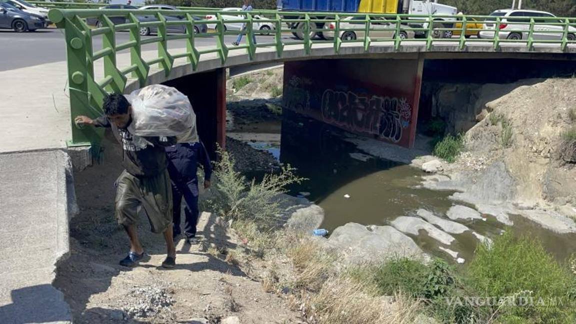 $!El individuo salió del arroyo por su propia voluntad y se retiró del lugar.