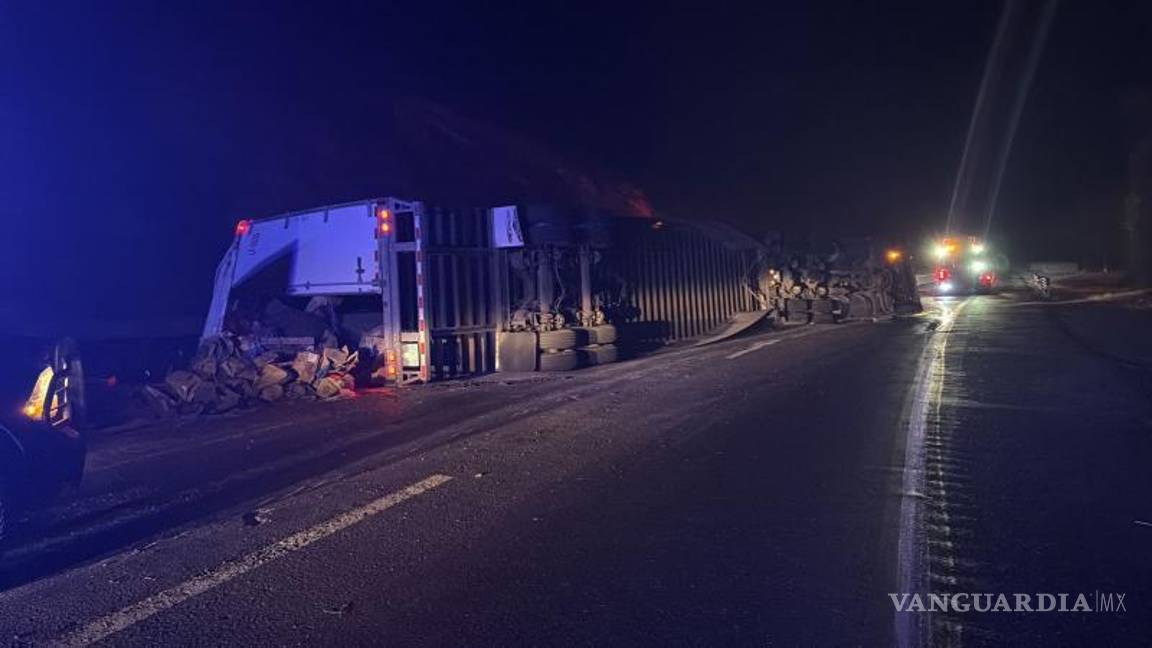 $!La carga del tráiler se desplazó dentro de la caja y causó la volcadura.