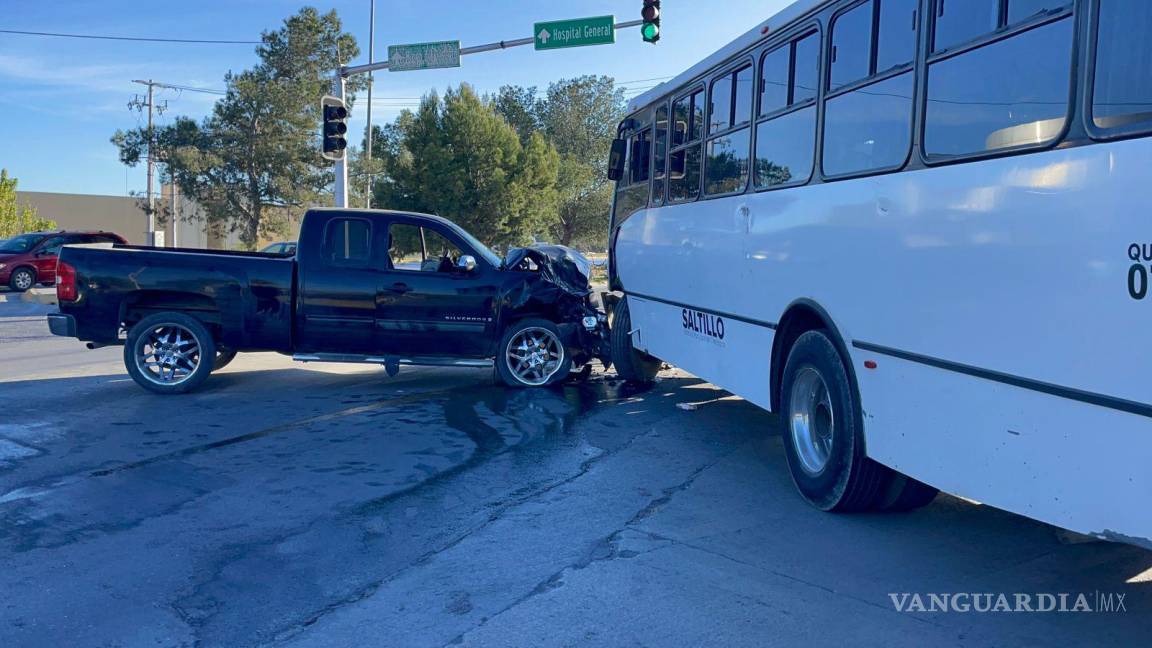 $!La camioneta Chevrolet Silverado presentó daños severos tras el impacto.