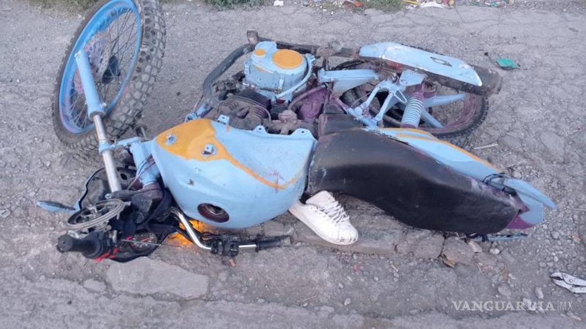 $!La moto terminó destrozada.