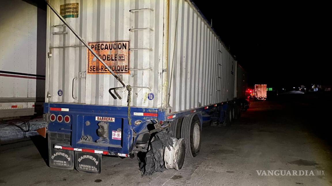 $!La caja del tráiler impactado resultó dañada tras el choque dentro del túnel de los Chorros.