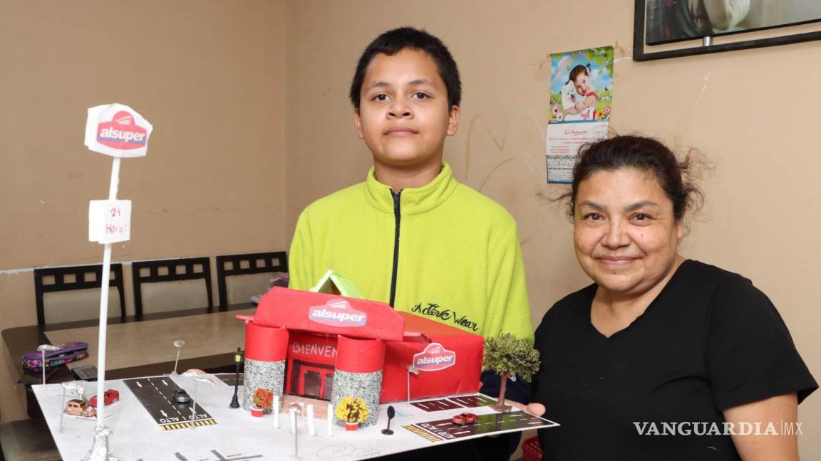 $!José Gabriel decidió “construir” la tienda Alsuper, pese a que su abuelita le propuso una tienda más sencilla de realizar en maqueta.