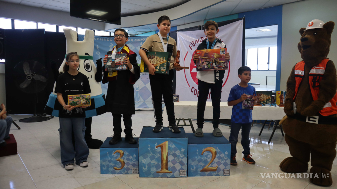 $!Entre aplausos los ganadores subían al escenario para recibir sus trofeos.