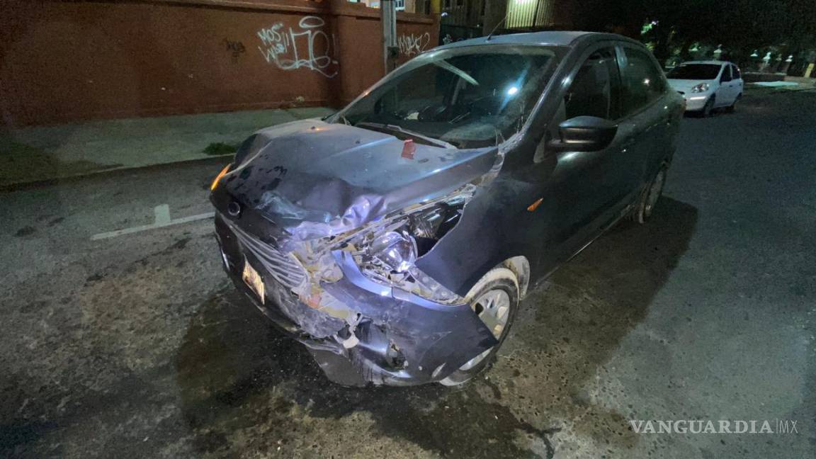 $!El Ford Figo, detenido en espera del cambio de luz, sufrió daños tras ser impactado por el Volkswagen.