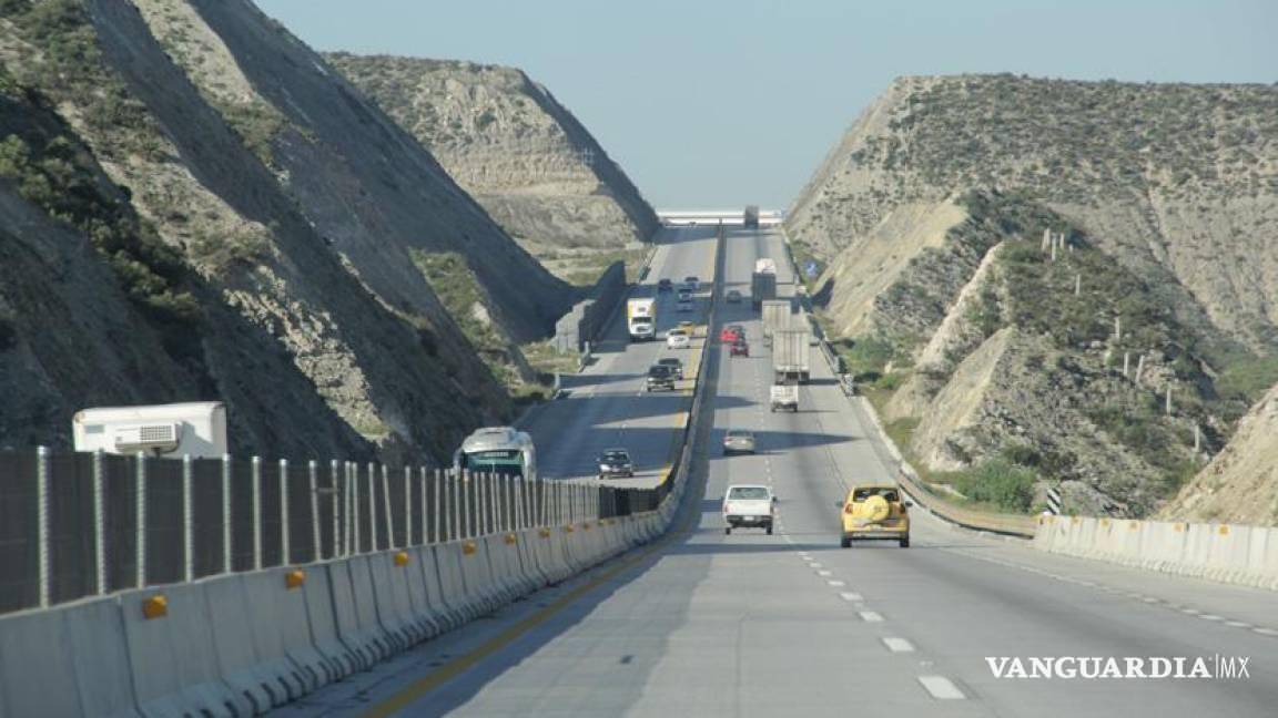 Tráfico Saltillo-Monterrey: autos tardan lo mismo en salir de Ramos Arizpe que en llegar a Santa Catarina