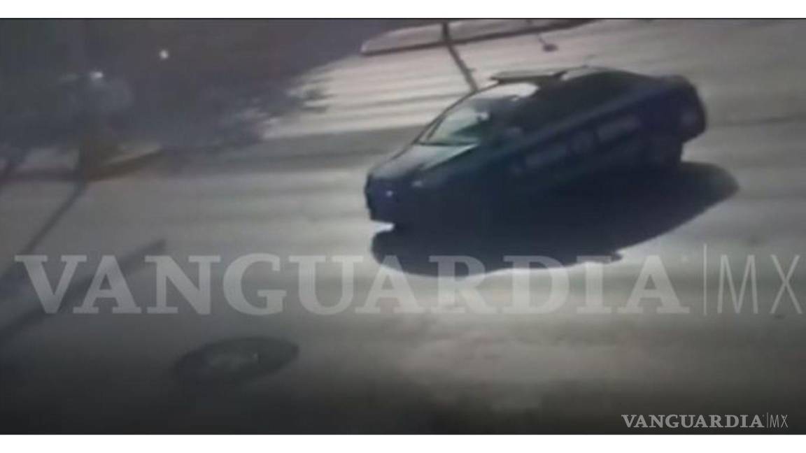 Hasta patrullas de Saltillo dan vuelta prohibida en V. Carranza, donde ayer atropellaron a motociclista (video)