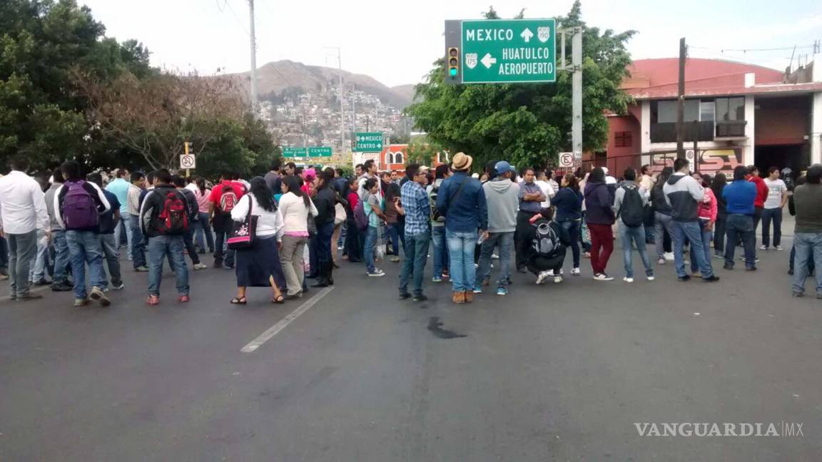 Suman 12 bloqueos en carreteras de Oaxaca