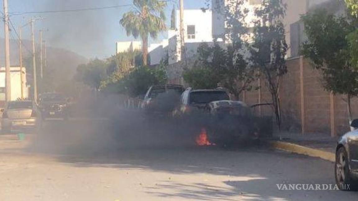 Saltillo: se quema vocho y daña otros carros estacionados
