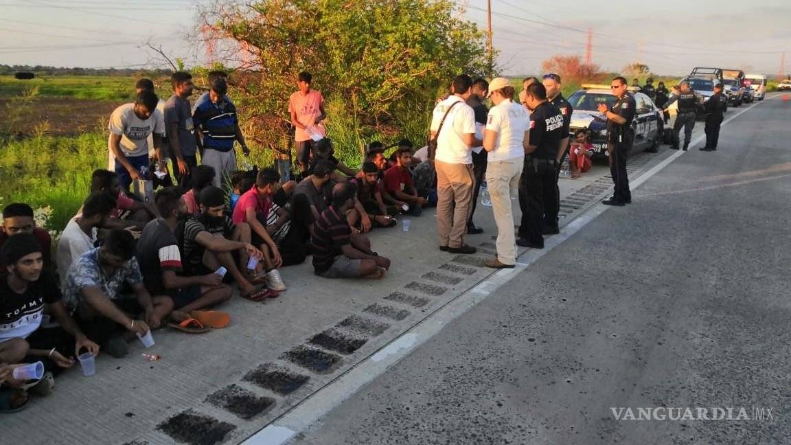 Aseguran en Veracruz a 65 migrantes de La India abandonados en carretera