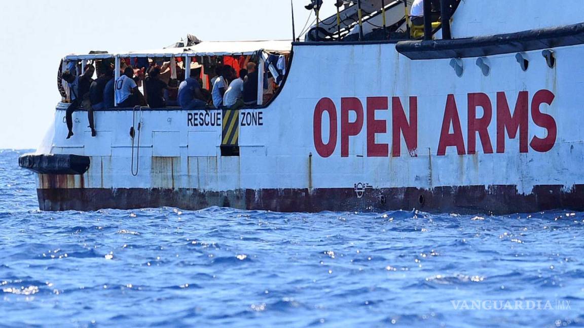 Saltan al mar migrantes del 'Open Arms'