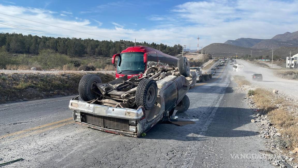 Camioneta choca a automóvil y vuelca en carretera a Zacatecas