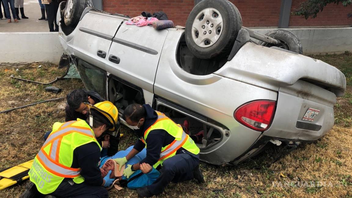 Conductor pierde el control de vehículo e irrumpe en el Colegio de Bachilleres de Saltillo; 7 lesionados