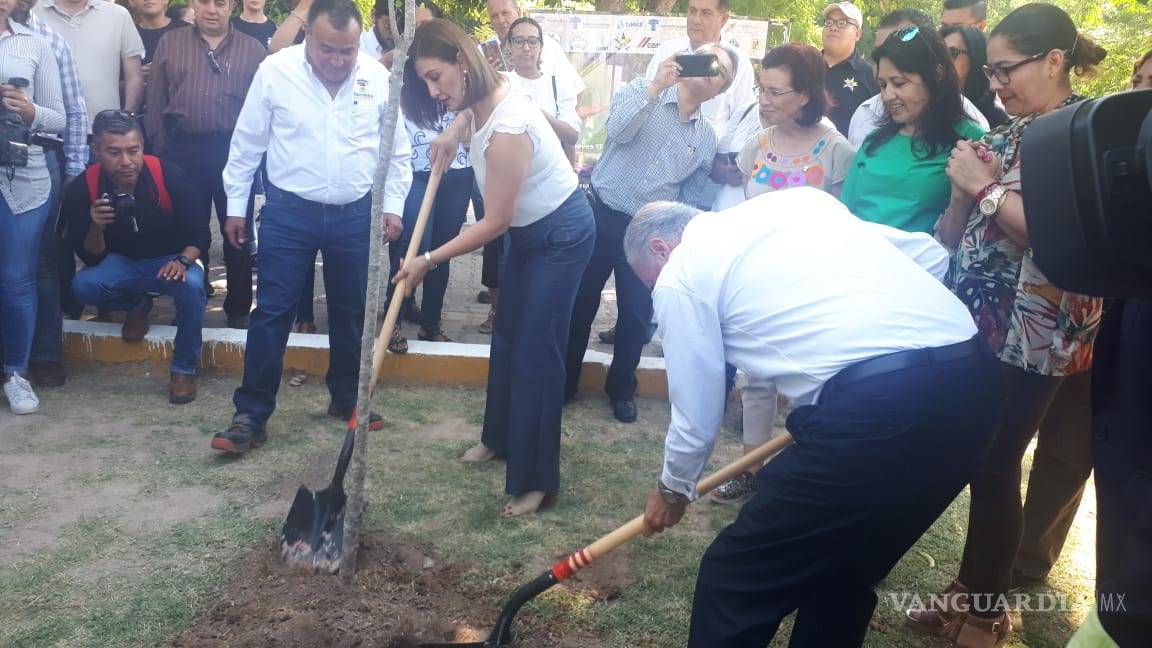 $!Con reforestación en la Alameda celebran en Torreón Día del Árbol