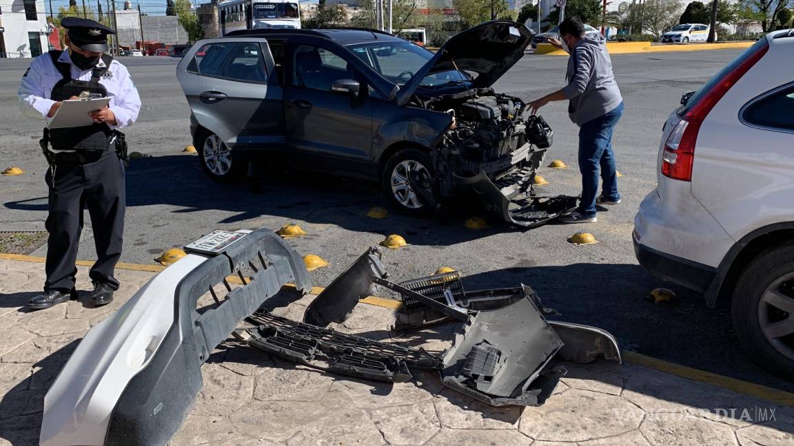 Se pasa el rojo y provoca aparatoso accidente en zona centro de Saltillo