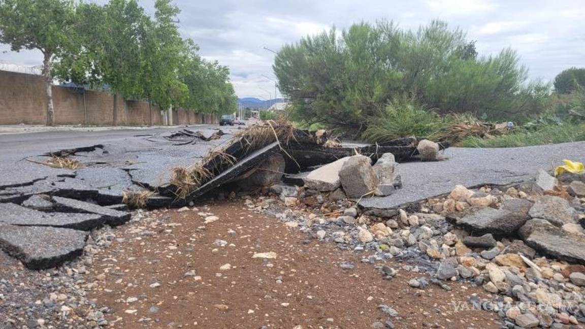 $!Rocas de gran tamaño quedaron visibles debajo de fragmentos de carpeta asfáltica levantada por el agua.