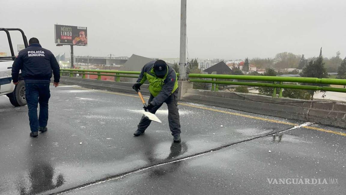 $!Protección Civil esparció sal sobre el pavimento congelado para prevenir nuevos accidentes en la vialidad.