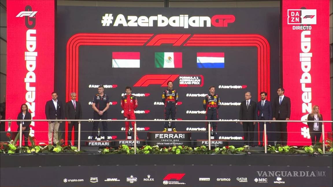 $!El himno de México retumbó el circuito de Bakú tras el triunfo de Pérez.