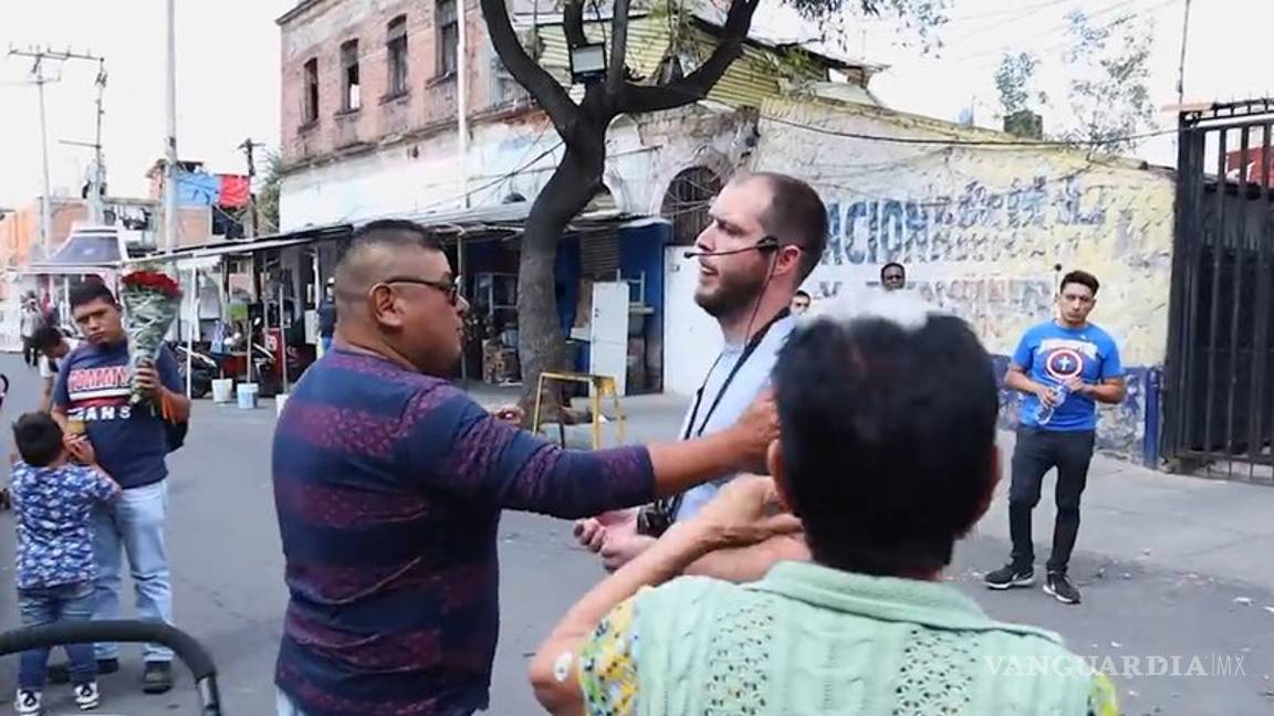 $!‘No necesitan a la Santa Muerte’, extranjero va a predicar a Tepito... y lo corren