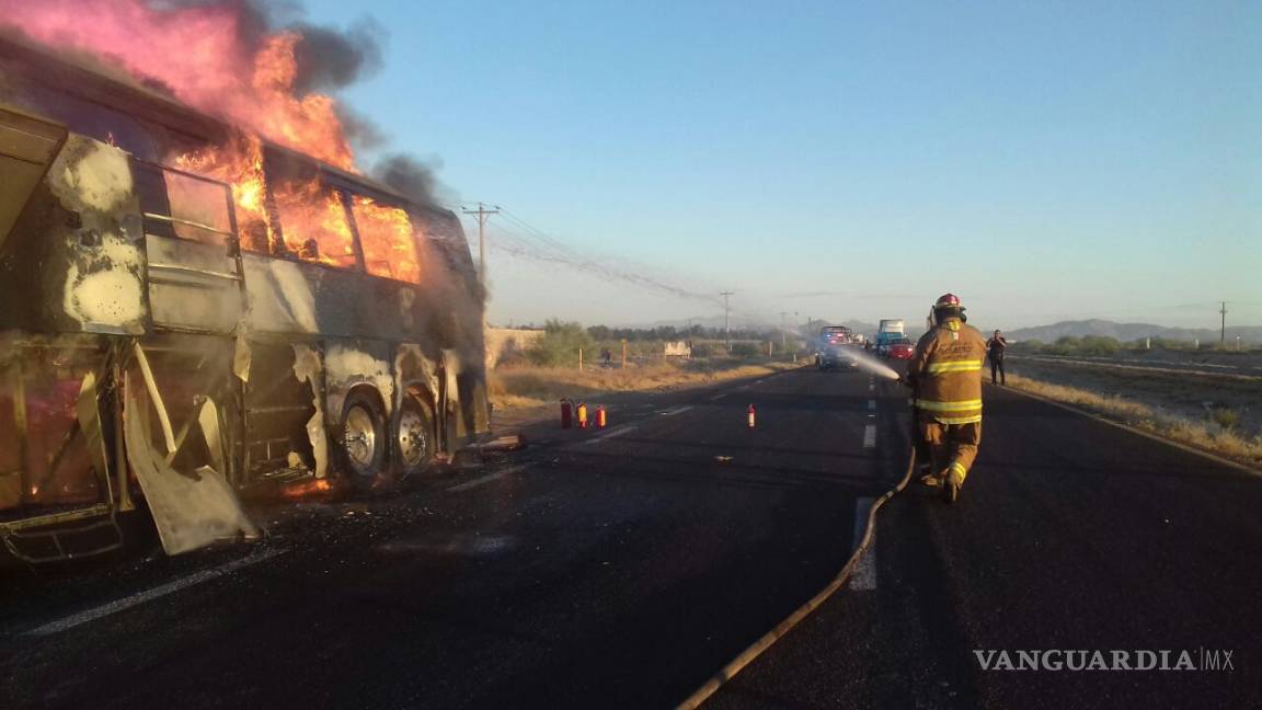 $!Se incendia camión de pasajeros en la carretera a Ciudad Juárez