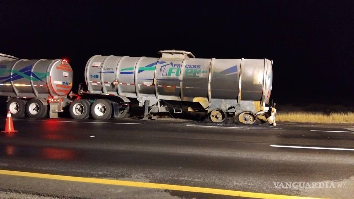 Se incendian neumáticos de pipa tras falla mecánica; cierran la Saltillo-Torreón