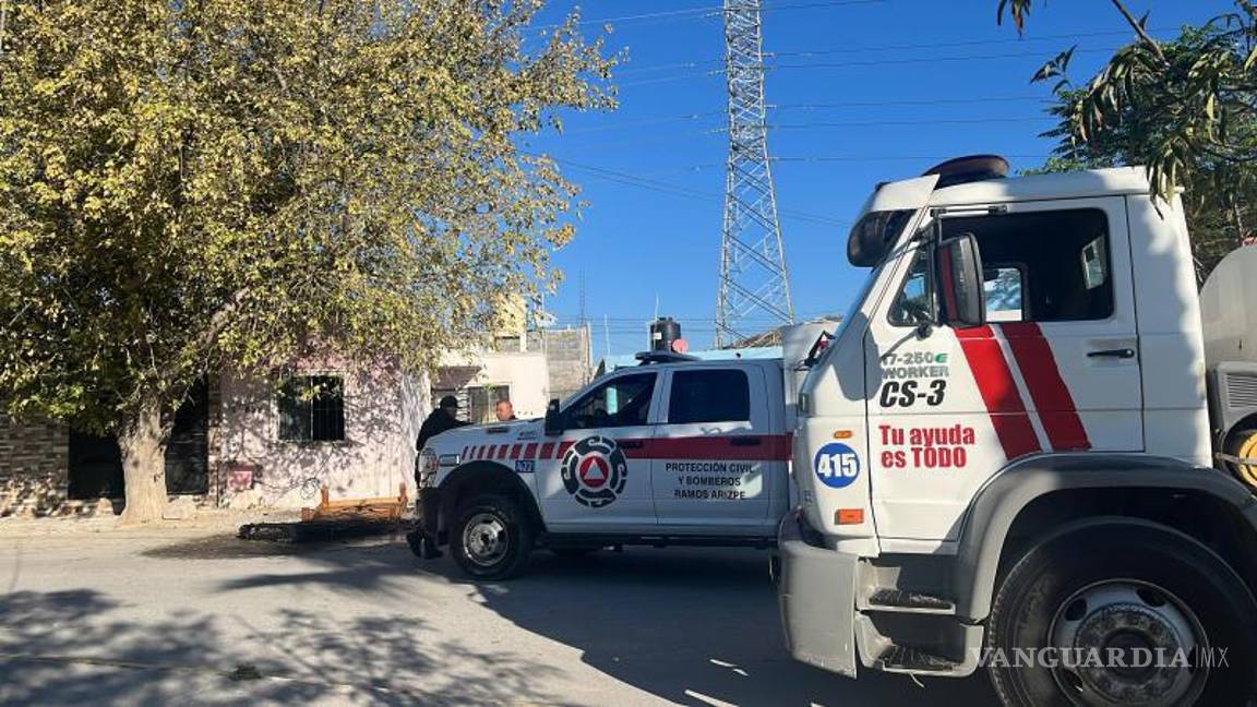 $!Personal de emergencias inspeccionó la vivienda después de extinguir las llamas, asegurándose de que no existan focos de fuego ocultos que puedan reavivar el incendio.