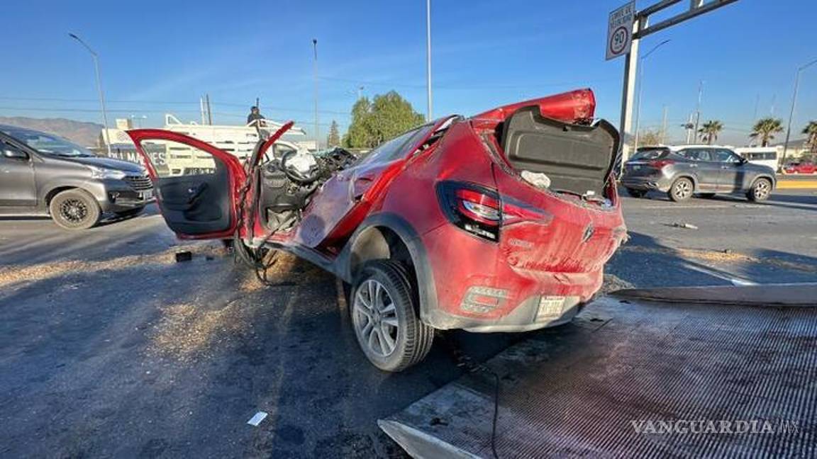 $!El responsable fue el conductor del vehículo afectado, del cual se desconoce por qué perdió el control.