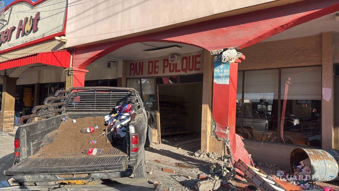 Le fallan los frenos y se estrella contra panadería en Ramos Arizpe